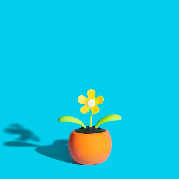 Conceito Ecológico Flor Amarela Artificial Com Pequena Célula Solar Dentro — Fotografia de Stock