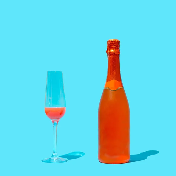 明るい青の背景を持つシャンパンのバラの色のブールとそれで飲む素敵なガラス — ストック写真