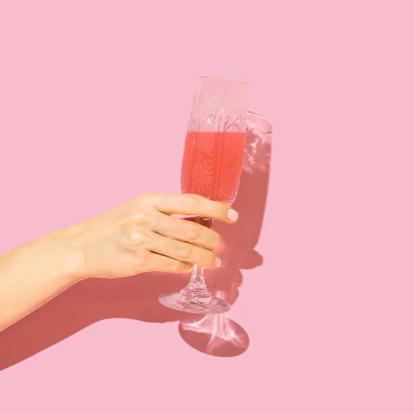 Promi Konzept Mädchen Hand Hält Antikes Kristallglas Mit Rotem Getränk Stockbild