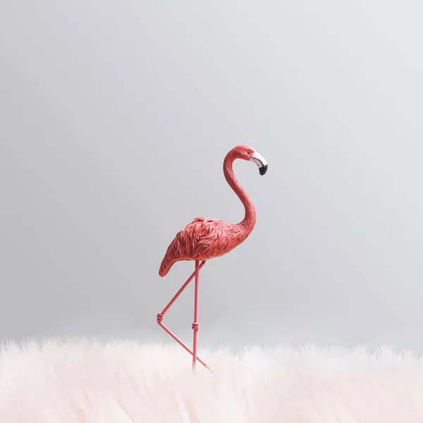 Одинокая Птица Минимальная Концепция Розовый Игрушечный Фламинго Окруженный Пушистым Мехом — стоковое фото