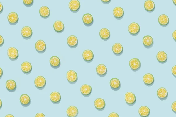 Candy Hard Bombon Slice Limão Fruta Padrão Contra Pastel Azul — Fotografia de Stock