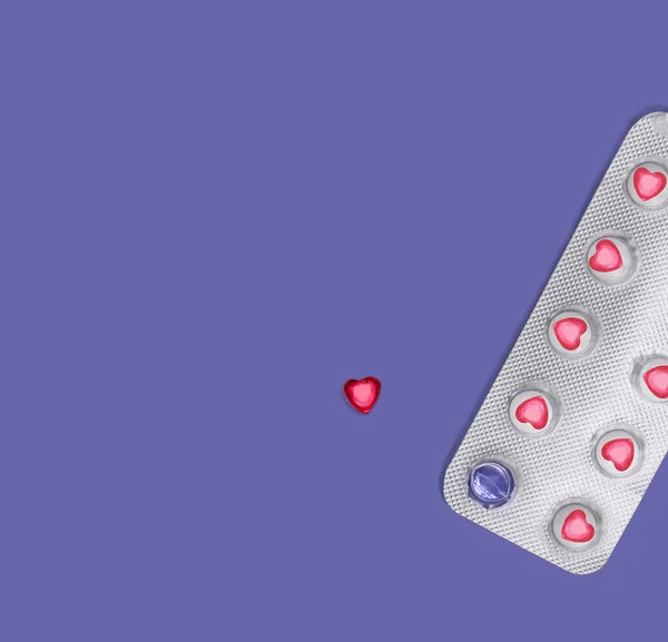 薬の最小限の概念を愛し ブリスターとそれの残りの部分から1つの赤い丸薬結晶形の心 現代の非常にPeri背景 — ストック写真