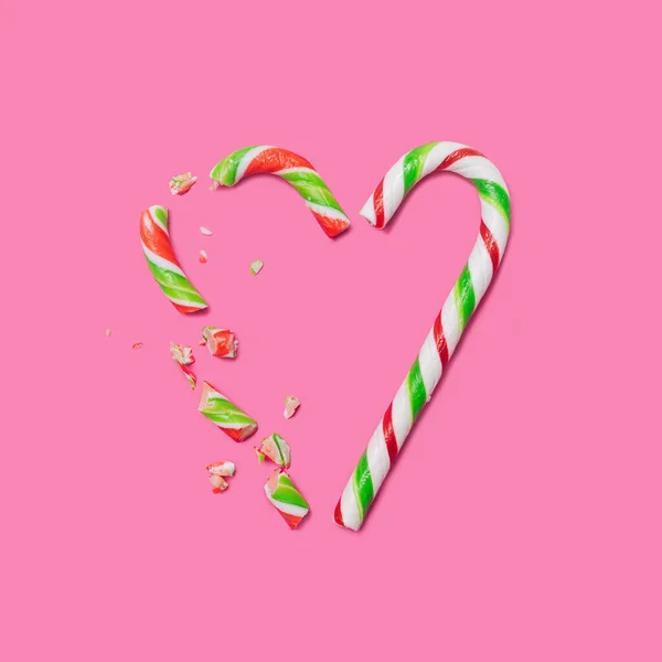 Broken Love Minimalkonzept Flache Anordnung Herzform Aus Zwei Verschiedenen Zuckerstangen Stockbild