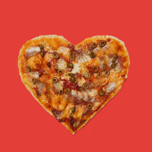Pizza Artesanal Feita Forma Coração Contra Fundo Vermelho Arranjo Plano — Fotografia de Stock