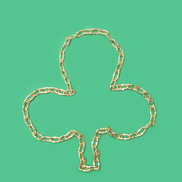 現代の豊かで幸運な概念 緑を背景にしたシャムロック平面配置の形をした黄金の鎖 — ストック写真
