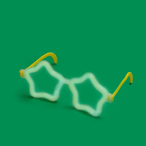 Sterrenvormige Groene Neon Gloed Bril Leuk Feest Accessoires Eenvoudig Concept — Stockfoto
