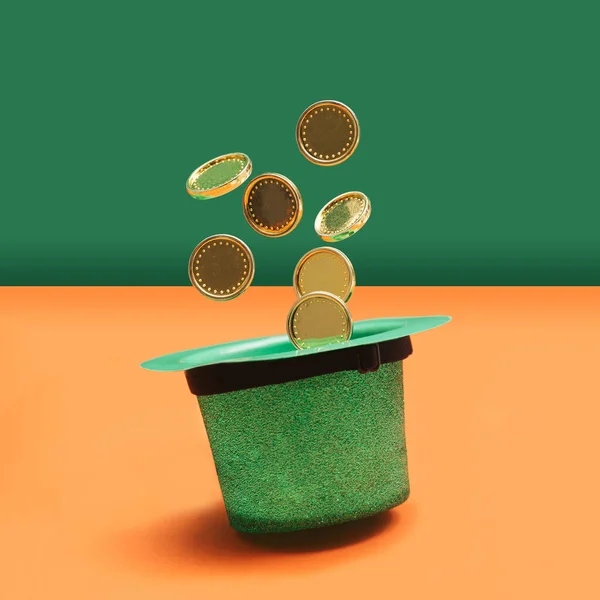 最小限の抽象魔法の宝の概念 黄金のコインと緑の輝きの帽子はそれから上昇します 緑のパステルとオレンジのテラコッタの背景 — ストック写真