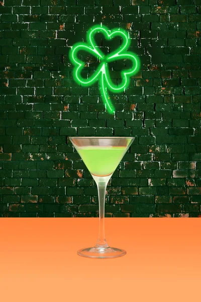 Lucky Pub Concetto Minimale Bicchiere Martini Con Cocktail Verde Sul — Foto Stock
