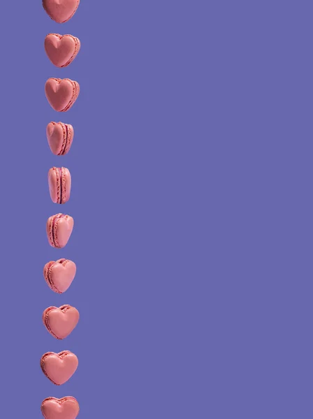 Roze Hartvormige Macarons Draaien Verticaal Creatieve Kopieerruimte Tegen Zeer Peri — Stockfoto