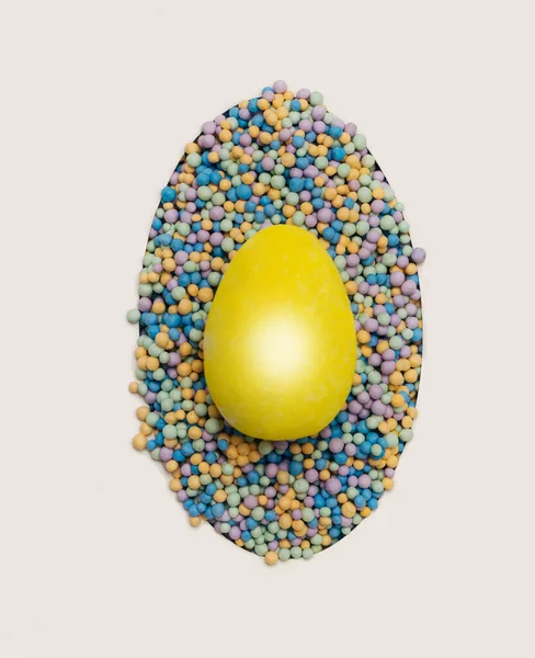 Impresionante Concepto Mínimo Pascua Piso Poner Pequeño Arreglo Huevo Amarillo — Foto de Stock