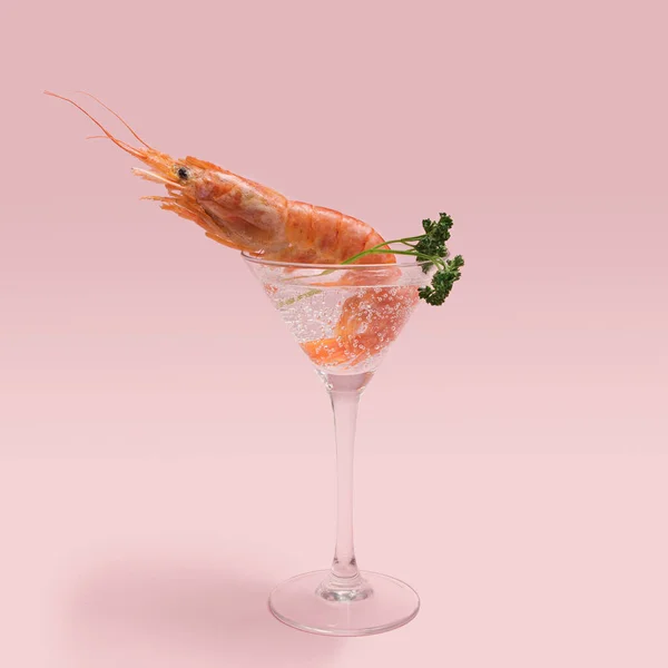 海洋最低鸡尾酒的概念 马提尼酒杯 配上可爱的粉红对虾 配上新鲜的有机卷曲欧芹装饰的闪闪发光的饮料 — 图库照片