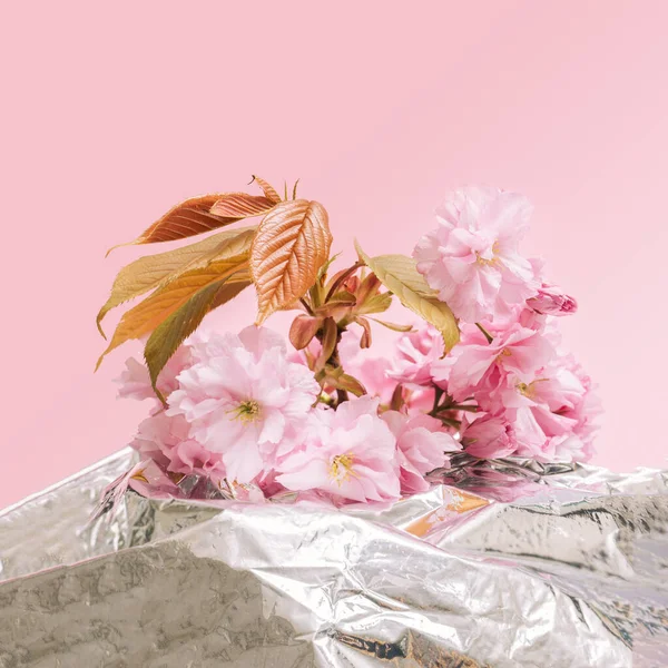 Schönes Minimalistisches Frühlingskonzept Arrangement Aus Kirschblüten Frühlingsblumen Vor Silber Metallisch — Stockfoto