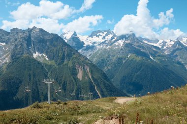 Dağlardaki teleferik, buzullu otlar ve dağlar, dağlardaki çayırlıklar, köyler.
