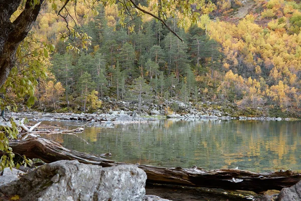 Tó a hegyekben, őszi hegyvidéki táj, erdő és hegyi lejtők őszi színekben, víz és nyugalom — Stock Fotó