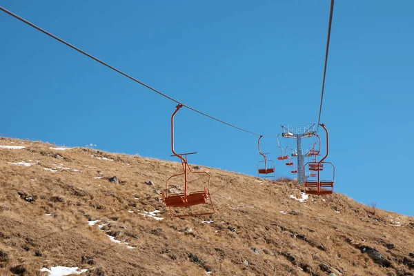 Dombay, Alpy, sedačková lanovka, vlek, první sníh v horách, slunce a dobré počasí, zimní lyžařská sezóna — Stock fotografie