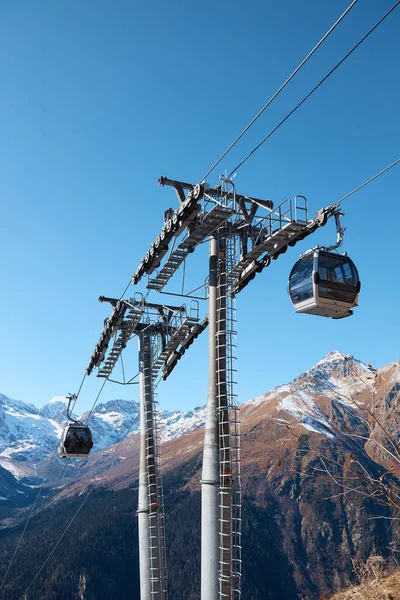 Dombay, Alpy, wyciąg krzesełkowy, wyciąg narciarski, pierwszy śnieg w górach, słońce i dobra pogoda, sezon zimowy — Zdjęcie stockowe