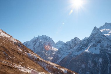Dombay, Alpler, karla kaplı yamaçlar, dağlardaki ilk kar, güneş ve güzel hava, kış kayak sezonu
