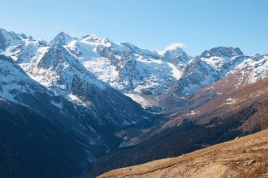 Dombay, Alpler, karla kaplı yamaçlar, dağlardaki ilk kar, güneş ve güzel hava, kış kayak sezonu