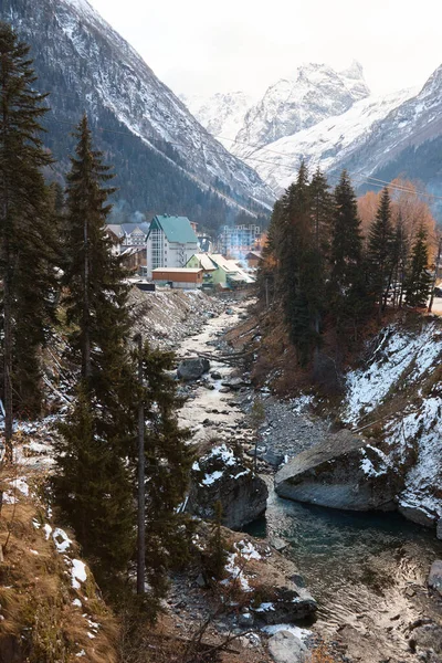 Krajina v horách, říční a jehličnatý les, podzim, první sníh na svazích, padlé stromy a keře — Stock fotografie