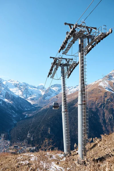 Dombay, Alpy, sedačková lanovka, vlek, první sníh v horách, slunce a dobré počasí, zimní lyžařská sezóna — Stock fotografie
