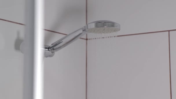 Water stroomt van de douche, close-up, zijaanzicht van onderen — Stockvideo