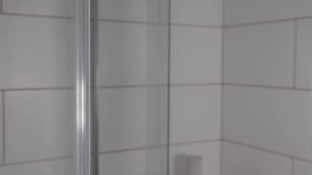 A porta de vidro para a cabine do chuveiro abre, banheiro, tela transparente, close-up — Vídeo de Stock