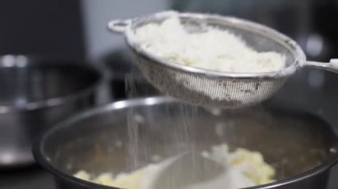 Aşçılar un elleyerek hamurlu, fırınlanmış, yan görünüşlü bir kase haline getirirler.