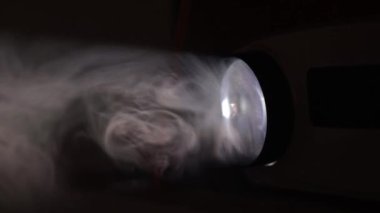 Projektör ışınları ve duman, projektördeki renk resmi, yakın plan, durağan görüntü