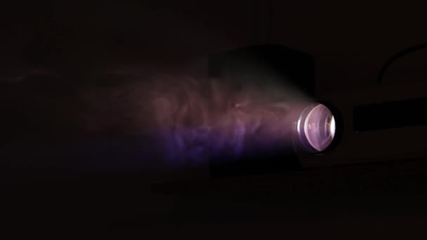 Feixes de projetor e fumaça, imagem colorida no projetor, vídeo estático — Vídeo de Stock