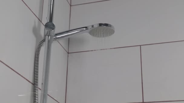 Caudales de agua de la ducha, primer plano, vista lateral desde abajo — Vídeo de stock