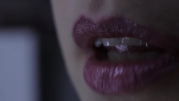 Macro lips of a girl in lipstick, Ευρωπαϊκή εμφάνιση, κίνηση χειλιών, φιλί αέρα, μπροστινή όψη — Αρχείο Βίντεο