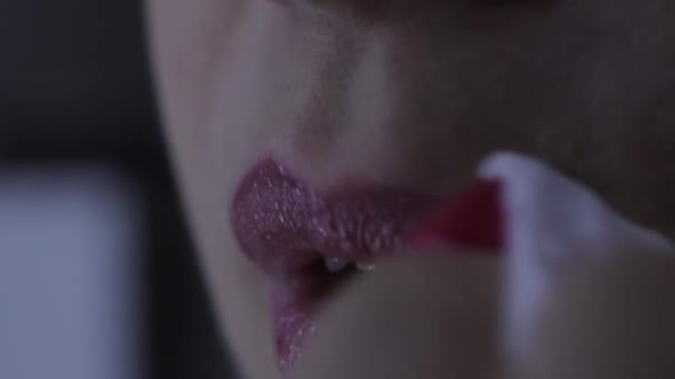 Macro lippen van een meisje in lippenstift, afwast make-up, europese uitstraling, vooraanzicht — Stockvideo