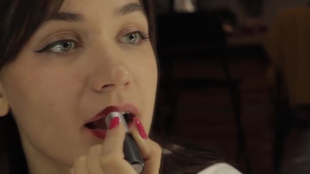 Primer plano de un labios de las niñas, maquillaje de labios, apariencia europea, vista frontal — Vídeo de stock