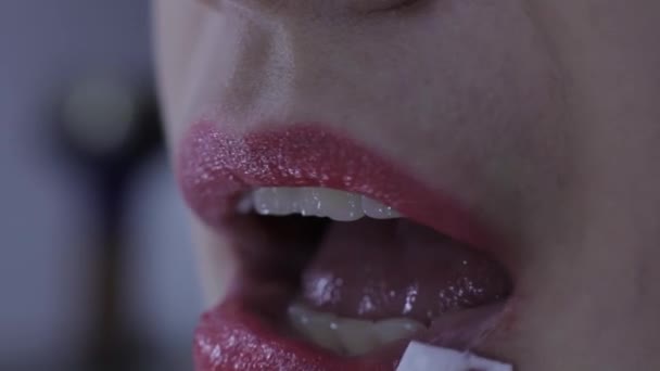 Макро губи дівчини в помаді, змиває макіяж, європейський вигляд, вид спереду — стокове відео