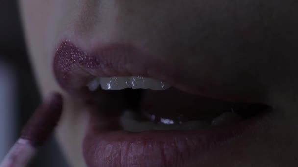 Macro fata buze, machiaj de luare a buzelor, aspect european, vedere din față — Videoclip de stoc