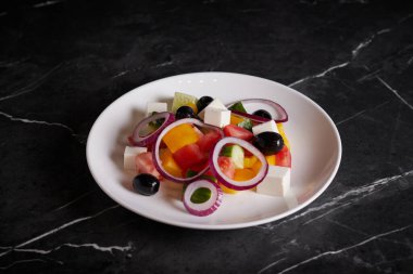 Et ve deniz ürünleri ile Asya salatası, karides, yakın plan karanlık arka plan