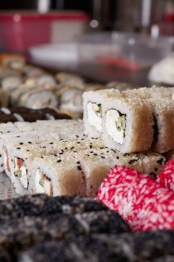 Masada suşi seti, makro, yakın çekim, çeşitli suşi ve ekmekler, yemek, Asya mutfağı.