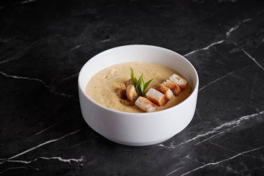 Et ve deniz ürünleri ile Asya çorbası, yakın plan karanlık arka plan tabağı, sebzeler