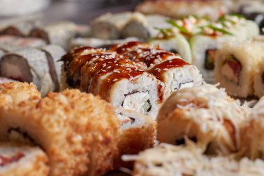 Masada suşi seti, makro, yakın çekim, çeşitli suşi ve ekmekler, yemek, Asya mutfağı.