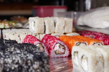 Masada suşi seti, makro, yakın çekim, çeşitli suşi ve ekmekler, yemek, Asya mutfağı.