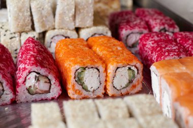 Masada suşi seti, makro, yakın çekim, çeşitli suşi ve ekmekler, yemek, Asya mutfağı.