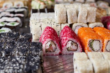 Masada suşi seti, makro, yakın çekim, çeşitli suşi ve ekmekler, yemek, Asya mutfağı.