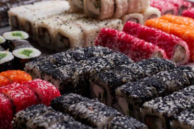 Masada suşi seti, makro, yakın çekim, çeşitli suşi ve ekmekler, yemek, Asya mutfağı.