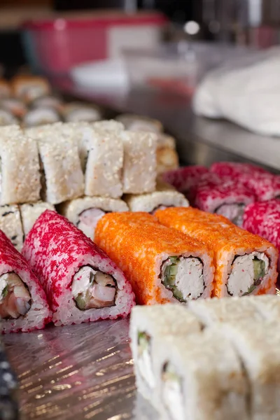 Masada suşi seti, makro, yakın çekim, çeşitli suşi ve ekmekler, yemek, Asya mutfağı.