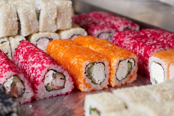 Masada suşi seti, makro, yakın çekim, çeşitli suşi ve ekmekler, yemek, Asya mutfağı.