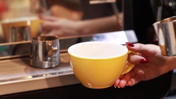 El camarero vierte el café en una taza, el café se vierte de una taza a otra — Vídeos de Stock