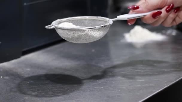 Cozinha derrama farinha na mesa, peneira a farinha através de uma peneira — Vídeo de Stock