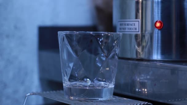 Agua caliente fluye en un vidrio transparente, agua hirviendo se vierte en una taza en la cocina, primer plano — Vídeos de Stock