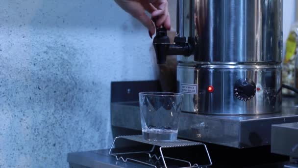 Horká voda teče do průhledného skla, vroucí voda teče do kelímku v kuchyni, zblízka — Stock video