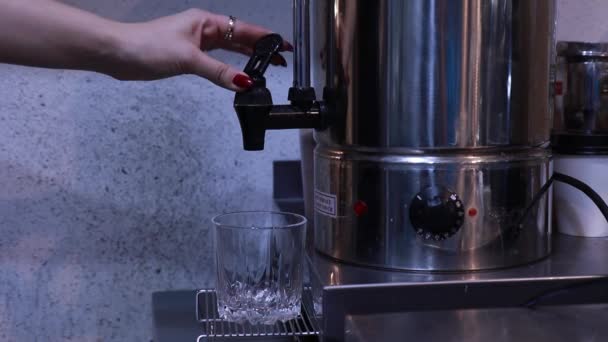 Agua caliente fluye en un vidrio transparente, agua hirviendo se vierte en una taza en la cocina — Vídeos de Stock